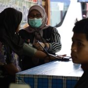 Sekitar 300 Warga Terlayani, Unisba Hadirkan Layanan Kesehatan Pascabanjir di Pasar Usang, Agam