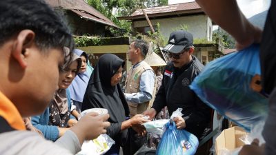 Universitas Islam Bandung (Unisba) melalui Tim Relawan Tanggap Bencana kembali menunjukkan kepeduliannya dengan menyalurkan bantuan kemanusiaan bagi warga yang terdampak longsor di sejumlah desa di Kecamatan Malalak, Kabupaten Agam. Penyaluran bantuan tersebut berlangsung selama dua hari, Minggu hingga Senin (21–22/12).